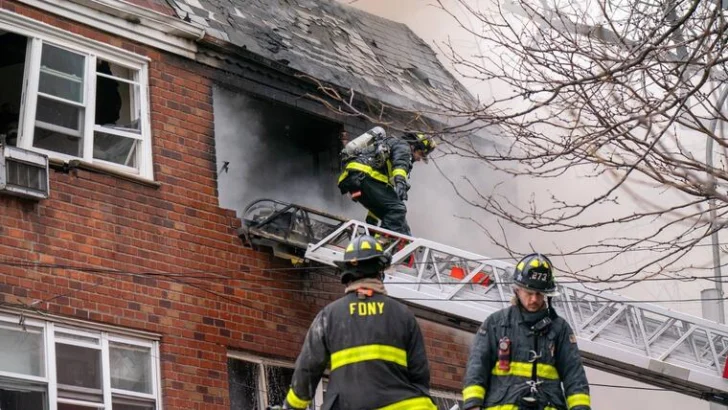 Tragedia en Nueva York: un incendio en Queens deja tres muertos y varios heridos