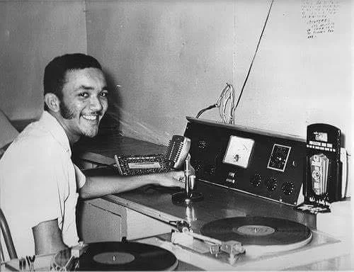  Jochy Santos durante sus inicios en la radio.