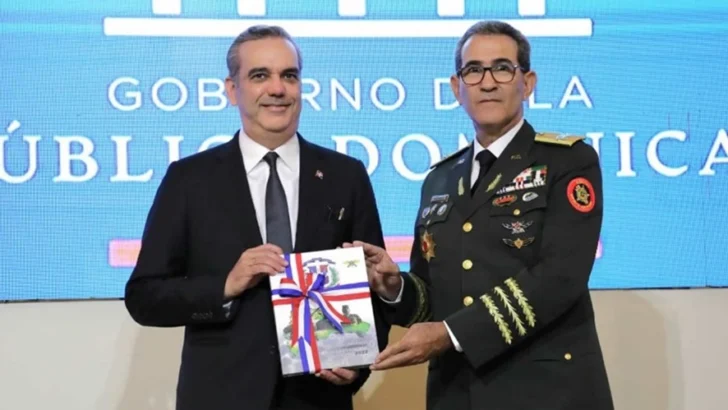 Momento-de-la-puesta-en-728x410 Momento de la puesta en circulación hace cuatro años. Ante la conformación de un nuevo escenario regional geopolítico y geoestratégico, el Poder Ejecutivo debe disponer la confección de una nueva versión actualizada.