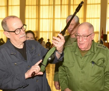 Silvio Rodríguez recibe el fusil que exigió Silvio Rodríguez recibe el fusil que exigió