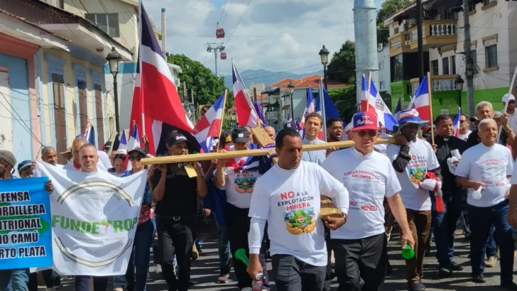 Sacerdotes y comunitarios vuelven a marchar por el cese de la exploración minera en la Cordillera Septentrional Sacerdotes y comunitarios vuelven a marchar por el cese de la exploración minera en la Cordillera Septentrional