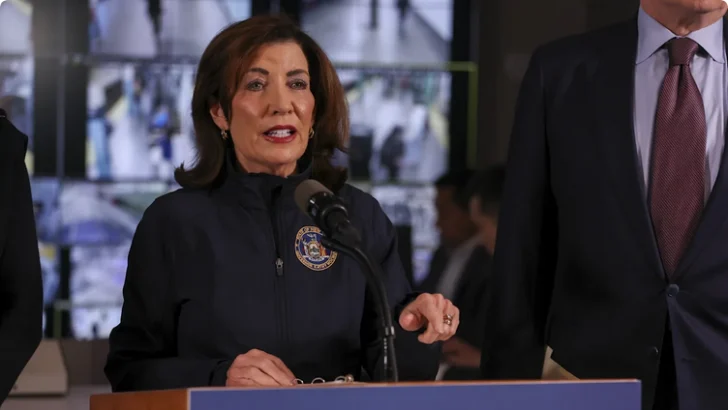 Gobernadora de Nueva York ordena reforzar seguridad y cuestiona a Trump por guerra en Irán
