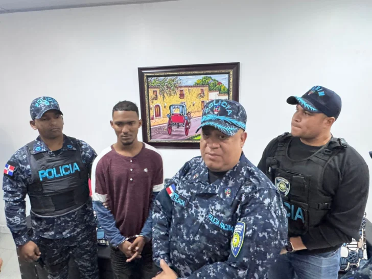 Se entrega a la Policía presunto atracador que quedó grabado mientras robaba en negocio de Santiago