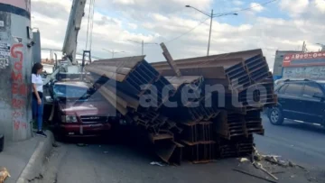 Patana cargada de vigas se vuelca y provoca fuerte taponamiento en la avenida John F. Kennedy Patana cargada de vigas se vuelca y provoca fuerte taponamiento en la avenida John F. Kennedy