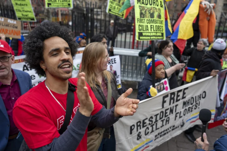Tensión entre manifestantes divididos antes de audiencia de Maduro: 