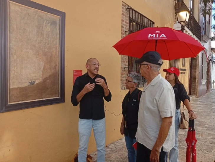  Un instante de mediación viva. El curador Orlando Isaac, junto a Polibio Díaz y Mayra Johnson, comparte con los presentes las claves esenciales de una obra, revelando sus sentidos más profundos.