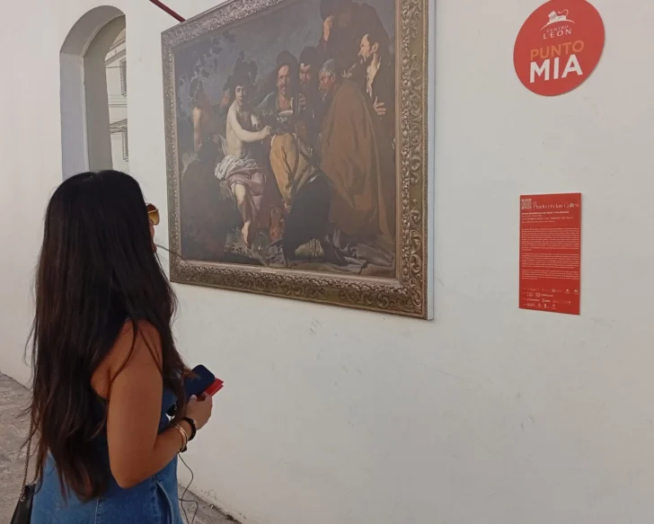  Un instante de pausa y contemplación. Una joven se detiene en la Ciudad Colonial, dejándose envolver por el diálogo íntimo que propone la obra ante su mirada.