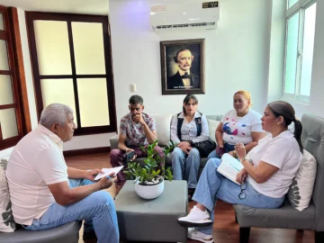 Alcaldesa de Las Palomas se reúne con encargado de INAPA para dar seguimiento a obras en la comunidad