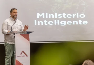 Ministro Paíno Henríquez aborda avances hacia una permisología ambiental más eficiente en encuentro con ACOPROVI