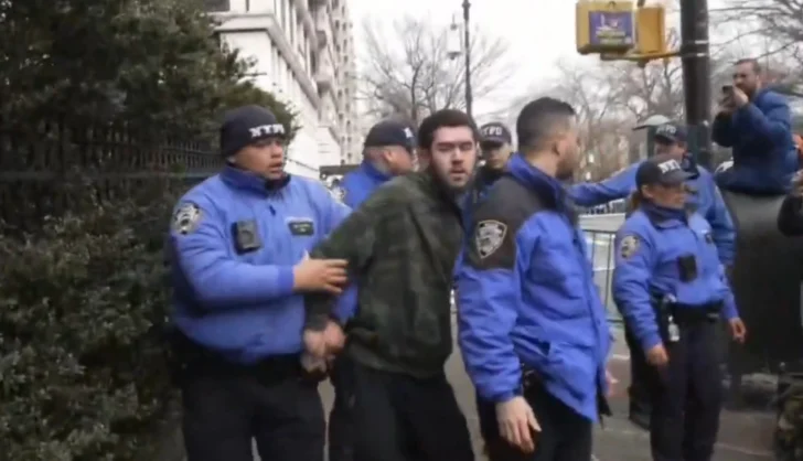 Policía de Nueva York investiga artefactos sospechosos frente a la residencia del alcalde Policía de Nueva York investiga artefactos sospechosos frente a la residencia del alcalde