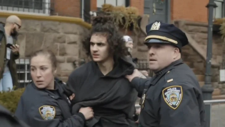 Policía de Nueva York investiga artefactos sospechosos frente a la residencia del alcalde Policía de Nueva York investiga artefactos sospechosos frente a la residencia del alcalde