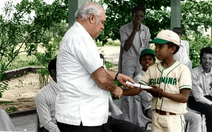 Pedernales recuerda con melancolía el día en que Hank Aaron se maravilló de su béisbol; hoy, los estadios esperan renacer.