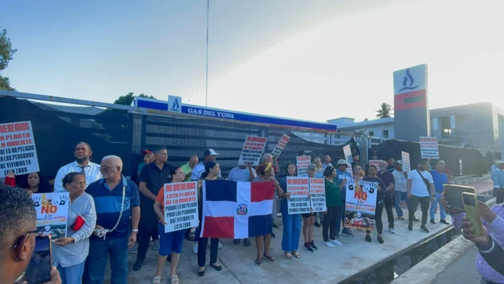 Bonao retoma lucha contra planta de gas 'de la muerte' en plena Avenida Libertad