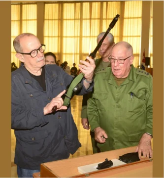 Del Silvio Rodríguez cantante al Silvio Rodríguez con fusil AKM Del Silvio Rodríguez cantante al Silvio Rodríguez con fusil AKM