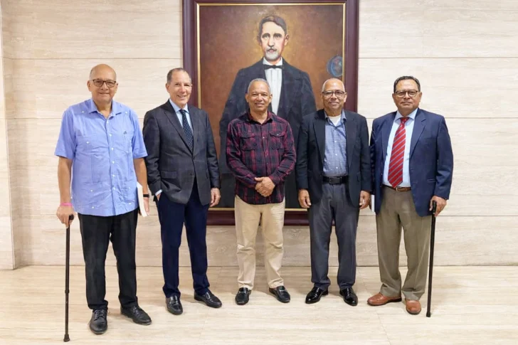 Víctor Escarramán y Río de Oro Editores presentan a salón lleno la novela 'Donde arde la memoria'