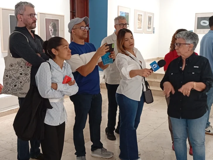  Un momento de intercambio y revelación: los artistas pasantes Polibio Díaz y Mayra Johnson comparten con la prensa y el público las claves esenciales de una obra, abriendo caminos de interpretación y diálogo.