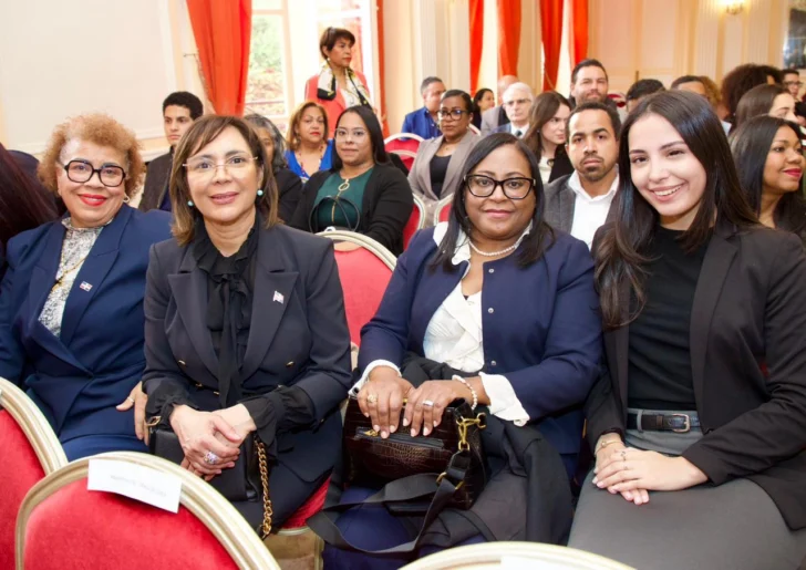 Abinader comparte con dominicanos en París y se compromete con la diáspora
