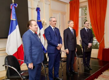Abinader comparte con dominicanos en París y se compromete con la diáspora