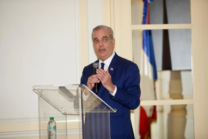 Abinader comparte con dominicanos en París y se compromete con la diáspora