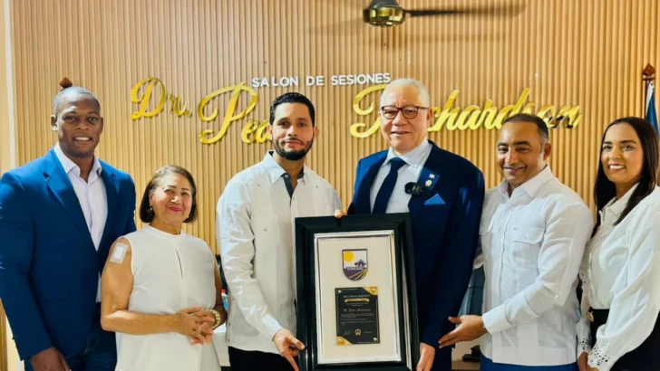 La Otra Banda honra a Pedro Richardson y designa la Sala Capitular con su nombre La Otra Banda honra a Pedro Richardson y designa la Sala Capitular con su nombre