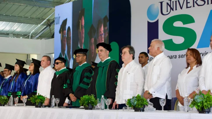 Abinader encabeza primera graduación del Recinto Sur de la Universidad ISA en San Juan