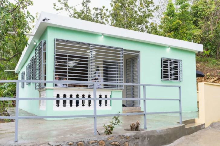 Banco Popular y FACCI entregan vivienda a familia de joven paciente oncológico en Yaguate