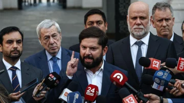 El cable de fibra óptica chino que rompió la transición de gobierno entre Boric y Kast en Chile (y por el que EE.UU. sancionó a funcionarios del país) El cable de fibra óptica chino que rompió la transición de gobierno entre Boric y Kast en Chile (y por el que EE.UU. sancionó a funcionarios del país)