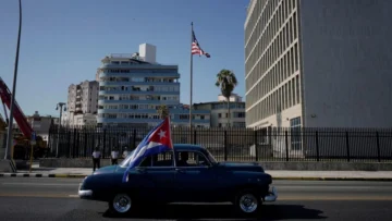 Trump apunta ahora contra Cuba: Está en sus últimos momentos de vida tal como es