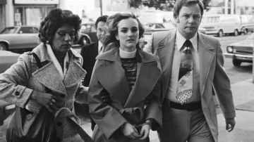 La rocambolesca historia de Patty Hearst, la rica heredera que fue secuestrada y se unió a la guerrilla de sus captores La rocambolesca historia de Patty Hearst, la rica heredera que fue secuestrada y se unió a la guerrilla de sus captores