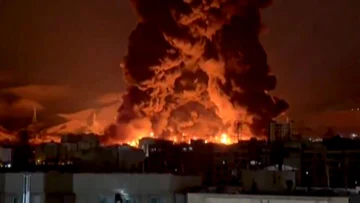 Humo negro sumió a Teherán en la oscuridad tras los ataques israelíes contra depósitos de petróleo