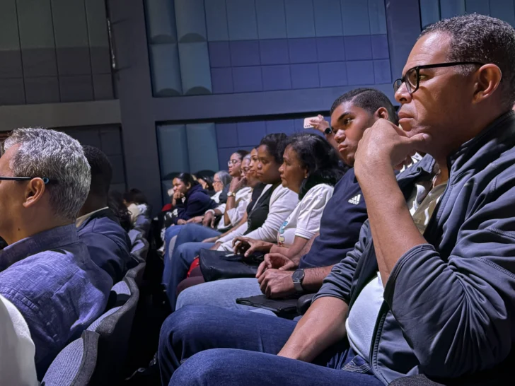  Los artistas observan cada parte de la ópera sacra.