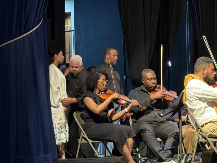  Los músicos de la sinfónica se alistan para las funciones de hoy.