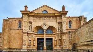 La Catedral Primada de América, ubicada en la Ciudad Colonial de Santo Domingo, es la catedral más antigua del Nuevo Mundo, dedicada a Santa María de la Encarnación. La Catedral Primada de América, ubicada en la Ciudad Colonial de Santo Domingo, es la catedral más antigua del Nuevo Mundo, dedicada a Santa María de la Encarnación.