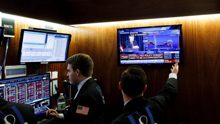 Wall Street cierra en verde y se empieza a recuperar de la volatilidad por la guerra Wall Street cierra en verde y se empieza a recuperar de la volatilidad por la guerra