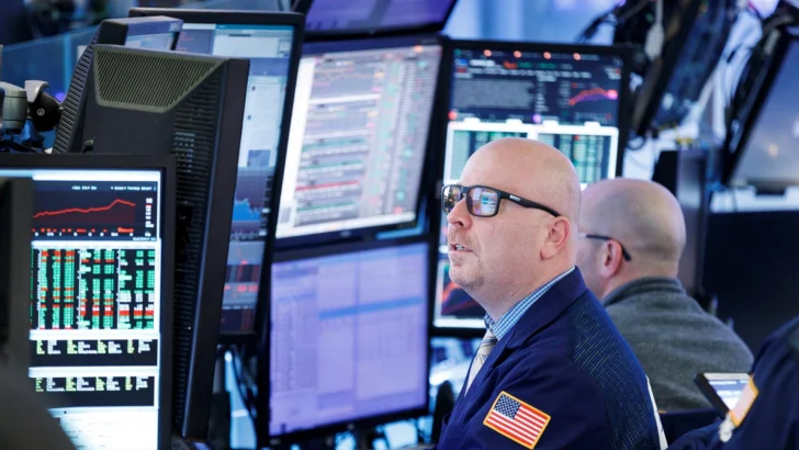 Wall Street cierra mixto, casi plano, pendiente del ultimátum de Trump a Irán