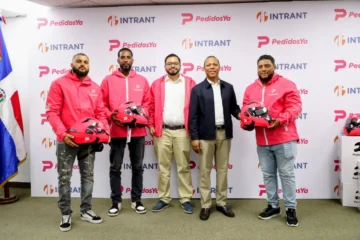 INTRANT y PedidosYa refuerzan compromiso con la seguridad vial con entrega de cascos certificados y firma de acuerdo