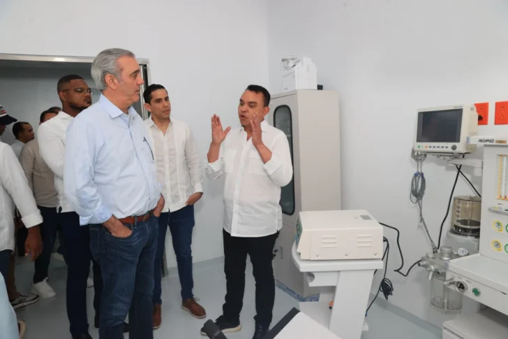 Presidente Abinader deja en funcionamiento áreas remozadas y ampliadas del Hospital Municipal La Victoria