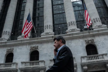Wall Street cierra en rojo, lastrado por cifras de OpenAI y dudas sobre IA