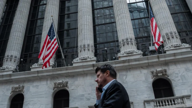 Wall Street cierra en rojo, lastrado por cifras de OpenAI y dudas sobre IA