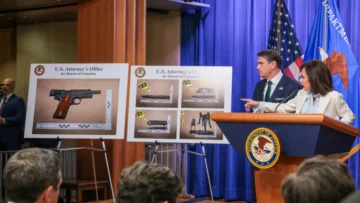 El autor de los disparos en la gala de la Casa Blanca, acusado de “intento de asesinato” contra Trump