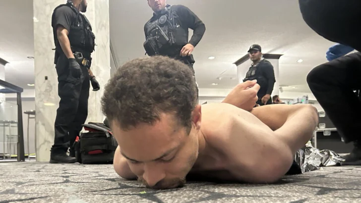 Director del FBI: el tirador que forzó la evacuación de Trump cargaba un arma larga