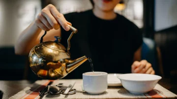 Qué beneficios tiene beber agua tibia según la medicina tradicional china (y qué dice la ciencia ante la renovada moda)