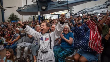 Las imágenes del riesgoso y emotivo regreso de los astronautas de Artemis II a la Tierra