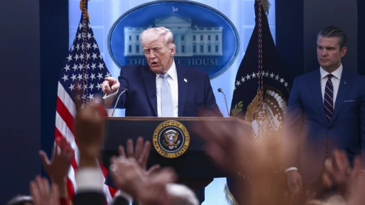 Trump amenaza con ofensiva mayor si falla acuerdo con Irán y mantiene tropas en la región Trump amenaza con ofensiva mayor si falla acuerdo con Irán y mantiene tropas en la región