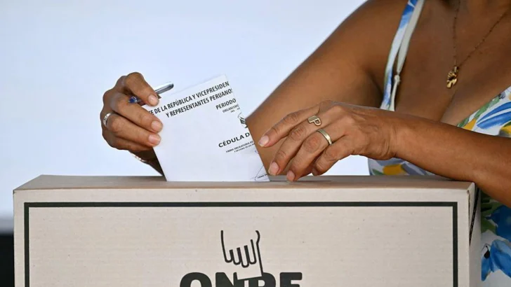 Elecciones en Perú: los primeros resultados dan ventaja a López Aliaga en una disputada pugna por definir quién avanza a segunda vuelta