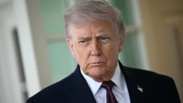 Trump afirma que EE. UU. podría destruir puentes y centrales eléctricas iraníes en una hora