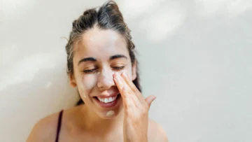 Esperma de salmón y excrementos de pájaros: la ciencia detrás de las extrañas rutinas de cuidado de la piel virales en redes