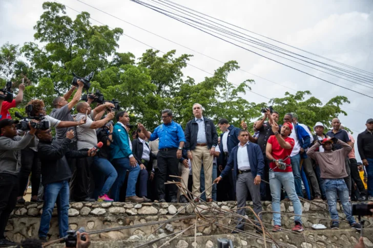 Presidente Abinader recorre sector Nuevo Amanecer de Los Alcarrizos y garantiza asistencia del Gobierno a familias afectadas
