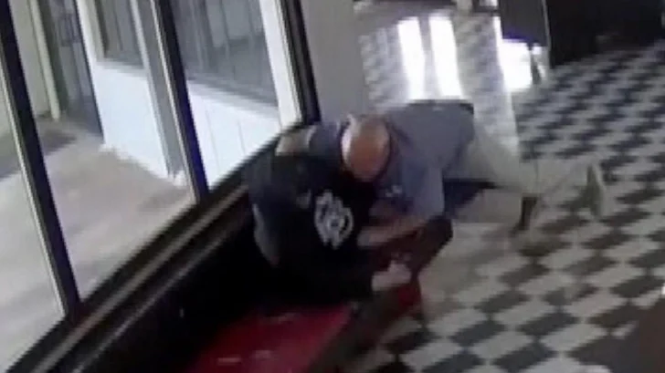 El impresionante video de un director de escuela en EE.UU. que neutralizó a un atacante que iba a llevar a cabo un tiroteo