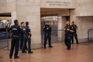 La policía mata a un hombre que apuñaló a varias personas en el metro de Nueva York; decía ser Lucifer La policía mata a un hombre que apuñaló a varias personas en el metro de Nueva York; decía ser Lucifer